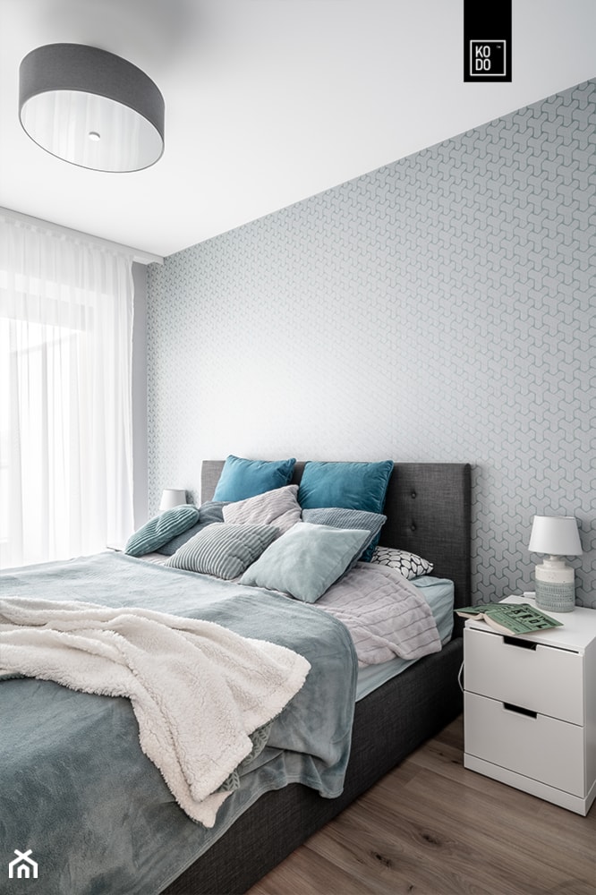 KĘPA MIESZCZAŃSKA W TURKUSIE - Mała szara sypialnia, styl nowoczesny - zdjęcie od KODO projekty i realizacje wnętrz