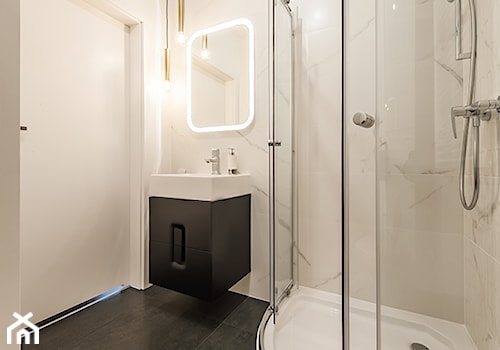 DWA POZIOMY ELEGANCJI - Mała bez okna z lustrem łazienka, styl nowoczesny - zdjęcie od KODO projekty i realizacje wnętrz