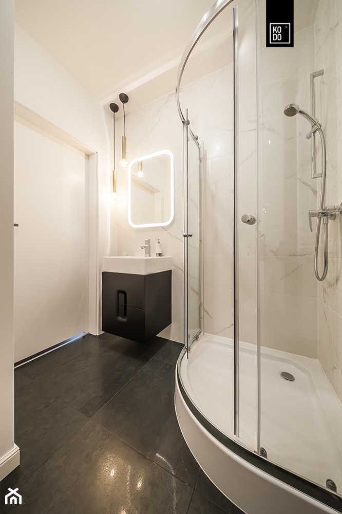 DWA POZIOMY ELEGANCJI - Mała bez okna z lustrem łazienka, styl nowoczesny - zdjęcie od KODO projekty i realizacje wnętrz - Homebook