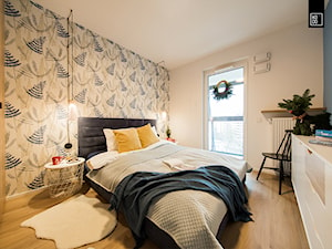ŚWIĄTECZNE WYDANIE MIESZKANIA DLA RODZINY - Średnia biała niebieska sypialnia z balkonem / tarasem, styl skandynawski - zdjęcie od KODO projekty i realizacje wnętrz