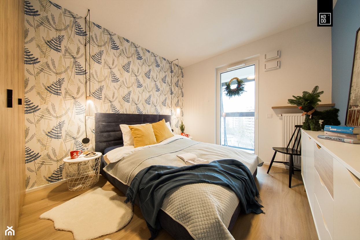 ŚWIĄTECZNE WYDANIE MIESZKANIA DLA RODZINY - Średnia biała niebieska sypialnia z balkonem / tarasem, styl skandynawski - zdjęcie od KODO projekty i realizacje wnętrz - Homebook