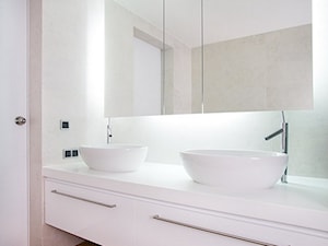 WNĘTRZE DOMU Z LAT 20 - Mała na poddaszu bez okna z dwoma umywalkami łazienka, styl nowoczesny - zdjęcie od KODO projekty i realizacje wnętrz