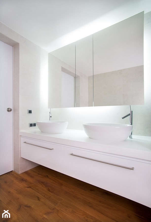 WNĘTRZE DOMU Z LAT 20 - Mała na poddaszu bez okna z dwoma umywalkami łazienka, styl nowoczesny - zdjęcie od KODO projekty i realizacje wnętrz