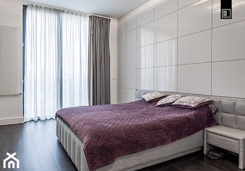 ROSSI_ODRA TOWER - Średnia biała sypialnia, styl nowoczesny - zdjęcie od KODO projekty i realizacje wnętrz