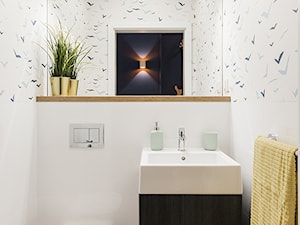 ŚWIĄTECZNE WYDANIE MIESZKANIA DLA RODZINY - Mała bez okna z lustrem łazienka, styl nowoczesny - zdjęcie od KODO projekty i realizacje wnętrz