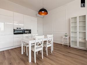 KLASYCZNIE W BIELI - Średnia biała jadalnia w kuchni, styl minimalistyczny - zdjęcie od KODO projekty i realizacje wnętrz