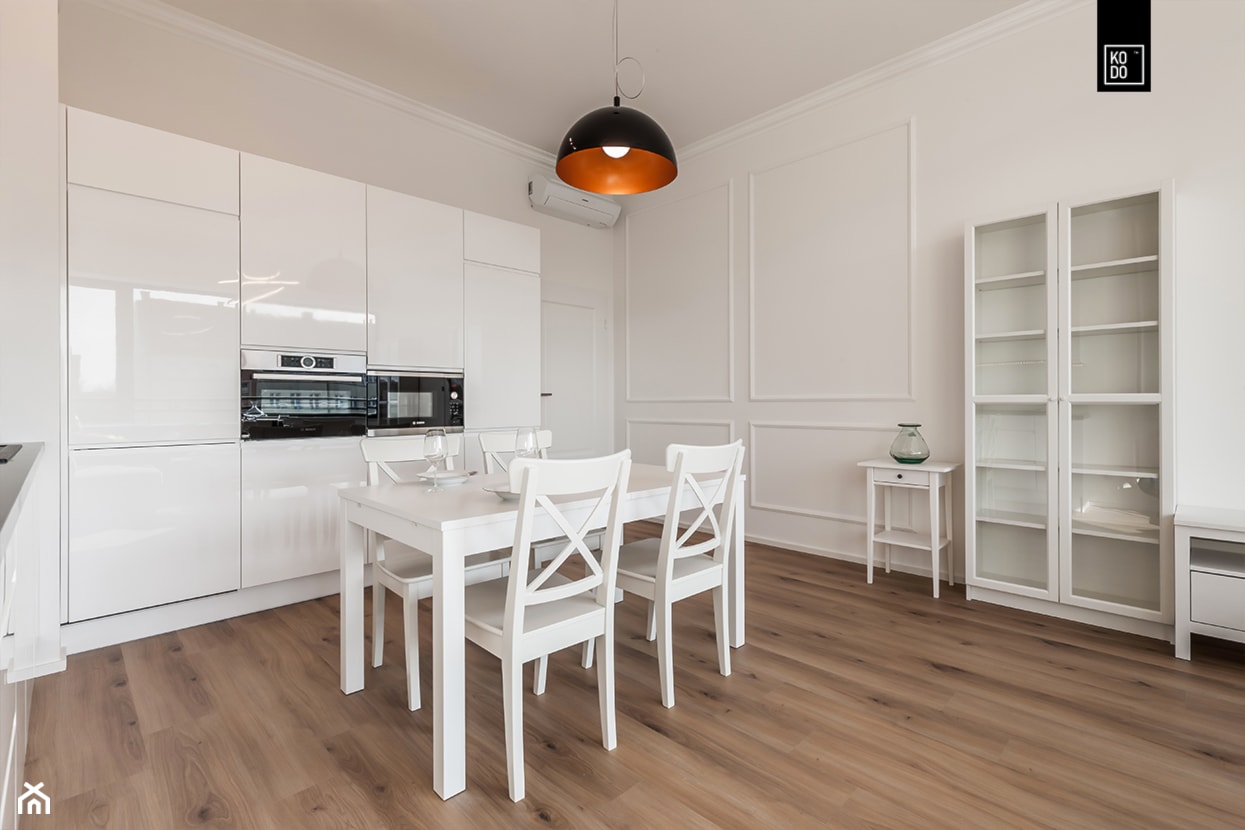 KLASYCZNIE W BIELI - Średnia biała jadalnia w kuchni, styl minimalistyczny - zdjęcie od KODO projekty i realizacje wnętrz - Homebook
