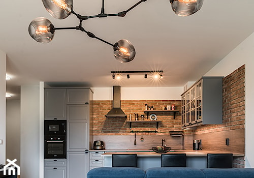 INDUSTRIALNA PROSTOTA - Mały szary salon z kuchnią z jadalnią, styl industrialny - zdjęcie od KODO projekty i realizacje wnętrz