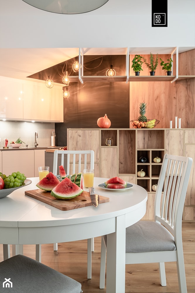 KĘPA MIESZCZAŃSKA W TURKUSIE - Mała biała jadalnia w kuchni, styl nowoczesny - zdjęcie od KODO projekty i realizacje wnętrz