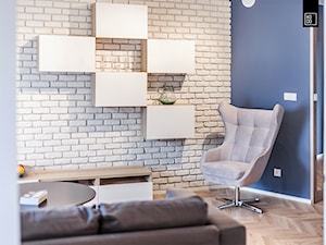 BUJANIE W OBŁOKACH - Mały niebieski szary salon, styl nowoczesny - zdjęcie od KODO projekty i realizacje wnętrz
