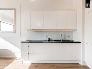 KLASYCZNIE W BIELI - Mała otwarta z salonem biała niebieska z zabudowaną lodówką z nablatowym zlewozmywakiem kuchnia jednorzędowa, styl minimalistyczny - zdjęcie od KODO projekty i realizacje wnętrz