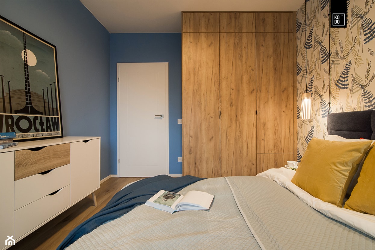 WNĘTRZE Z PASJĄ - Średnia biała niebieska sypialnia, styl nowoczesny - zdjęcie od KODO projekty i realizacje wnętrz - Homebook