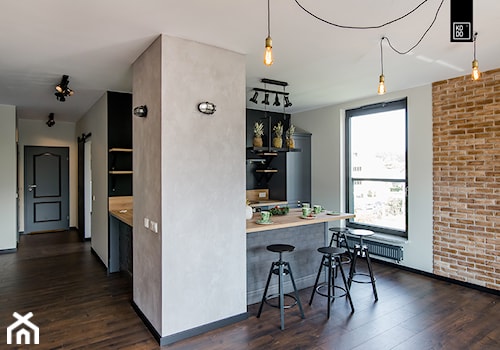 LIROWA - STYL LOFT - Średnia otwarta z salonem biała czarna z zabudowaną lodówką kuchnia w kształcie litery u z oknem, styl industrialny - zdjęcie od KODO projekty i realizacje wnętrz