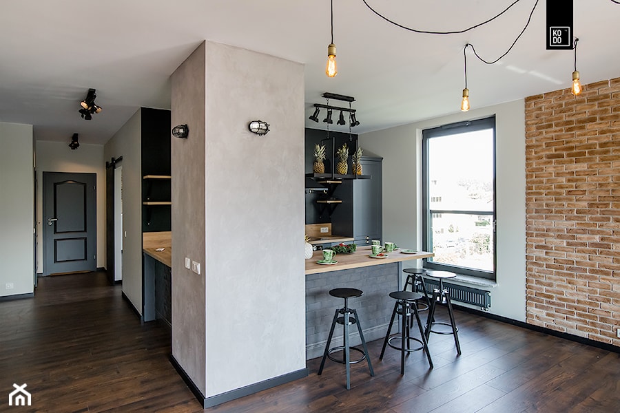 LIROWA - STYL LOFT - Średnia otwarta z salonem biała czarna z zabudowaną lodówką kuchnia w kształcie litery u z oknem, styl industrialny - zdjęcie od KODO projekty i realizacje wnętrz