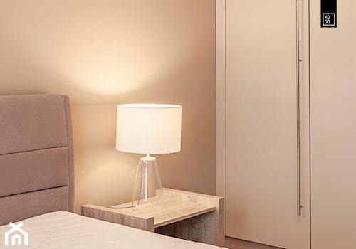 Mała beżowa sypialnia, styl nowoczesny - zdjęcie od KODO projekty i realizacje wnętrz