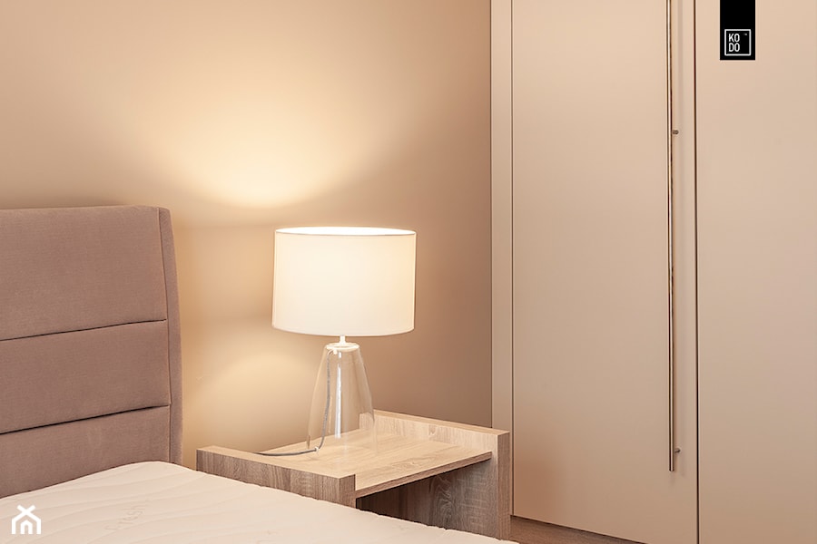 Mała beżowa sypialnia, styl nowoczesny - zdjęcie od KODO projekty i realizacje wnętrz