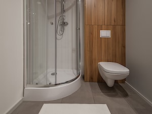 MĘSKI RÓŻ - Mała bez okna z punktowym oświetleniem łazienka, styl minimalistyczny - zdjęcie od KODO projekty i realizacje wnętrz