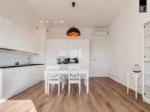 KLASYCZNIE W BIELI - Średnia biała jadalnia w kuchni, styl skandynawski - zdjęcie od KODO projekty i realizacje wnętrz