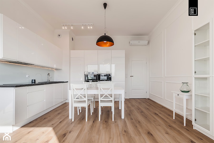 KLASYCZNIE W BIELI - Średnia biała jadalnia w kuchni, styl skandynawski - zdjęcie od KODO projekty i realizacje wnętrz