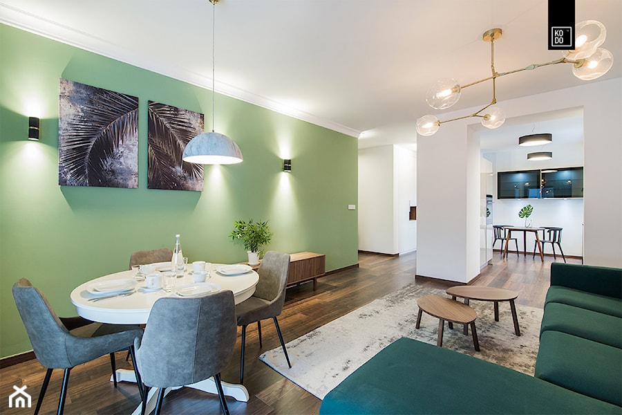 Apartament Kolonialny - Średni biały zielony salon z jadalnią, styl tradycyjny - zdjęcie od KODO projekty i realizacje wnętrz