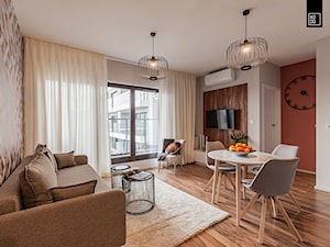 MĘSKI RÓŻ - Mały brązowy szary salon z jadalnią, styl tradycyjny - zdjęcie od KODO projekty i realizacje wnętrz