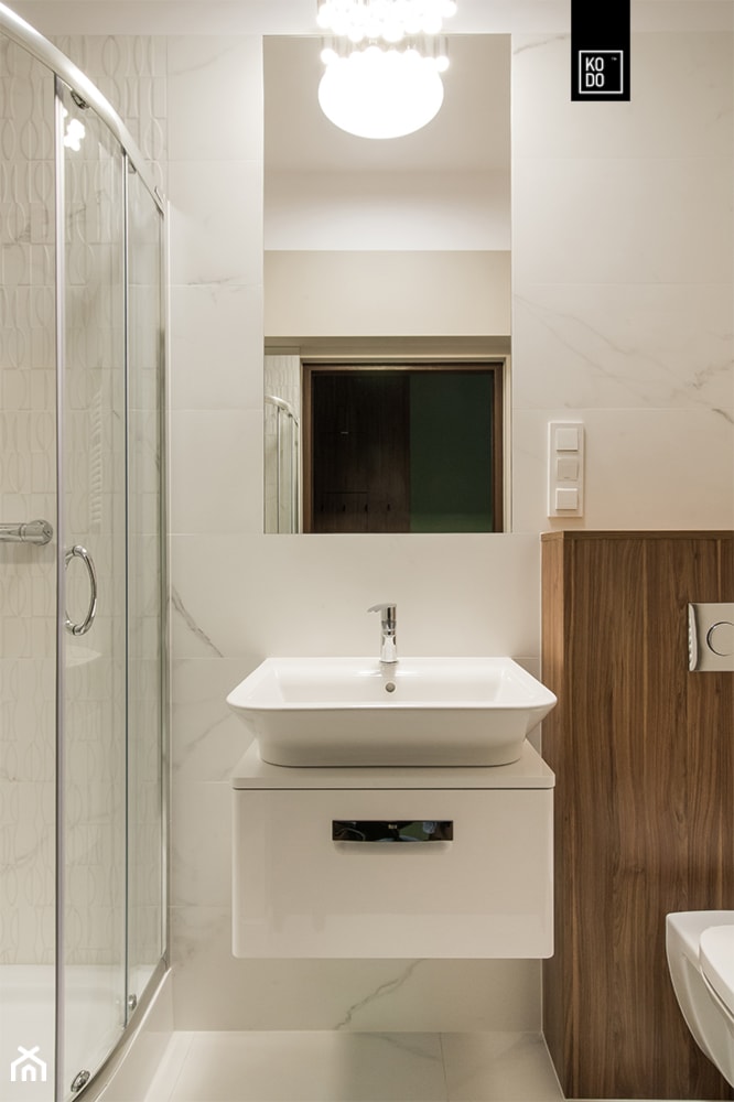 Apartament Kolonialny - Mała bez okna z lustrem łazienka, styl tradycyjny - zdjęcie od KODO projekty i realizacje wnętrz - Homebook