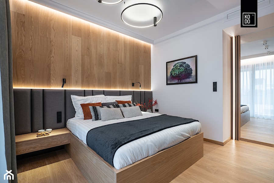 UKRYTY MOTYW - Średnia beżowa biała sypialnia, styl nowoczesny - zdjęcie od KODO projekty i realizacje wnętrz
