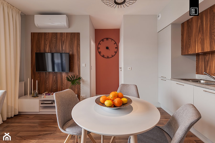 MĘSKI RÓŻ - Średnia biała pomarańczowa jadalnia w salonie w kuchni, styl minimalistyczny - zdjęcie od KODO projekty i realizacje wnętrz