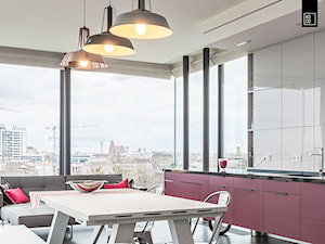ROSSI_ODRA TOWER - Średnia z czerwonymi frontami otwarta z salonem kuchnia jednorzędowa, styl nowoczesny - zdjęcie od KODO projekty i realizacje wnętrz