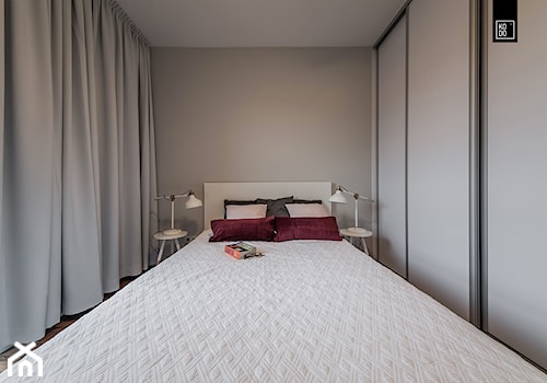 MĘSKI RÓŻ - Mała szara sypialnia, styl glamour - zdjęcie od KODO projekty i realizacje wnętrz