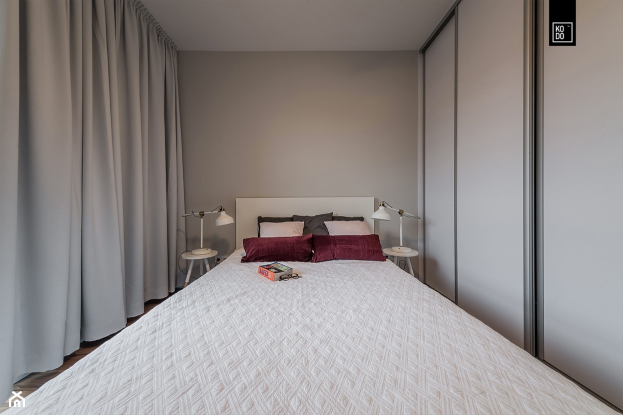 MĘSKI RÓŻ - Mała szara sypialnia, styl glamour - zdjęcie od KODO projekty i realizacje wnętrz - Homebook