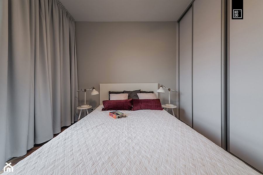 MĘSKI RÓŻ - Mała szara sypialnia, styl glamour - zdjęcie od KODO projekty i realizacje wnętrz