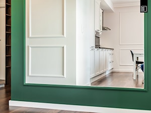 DWA POZIOMY ELEGANCJI - Mały szary zielony hol / przedpokój, styl tradycyjny - zdjęcie od KODO projekty i realizacje wnętrz