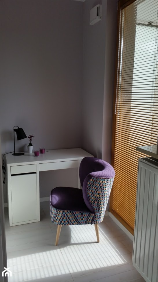 W jak Wynajem - Mała szara z biurkiem sypialnia, styl skandynawski - zdjęcie od Patrycja Grych - Homebook