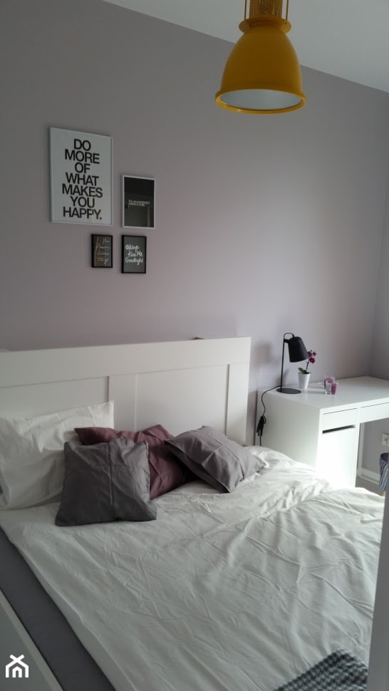 W jak Wynajem - Mała szara z biurkiem sypialnia, styl skandynawski - zdjęcie od Patrycja Grych
