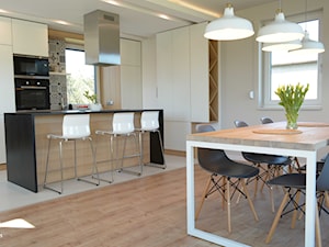 Mieszkanie W Kamieniu - Średnia z salonem biała z zabudowaną lodówką kuchnia w kształcie litery l z ... - zdjęcie od Bubbles Studio