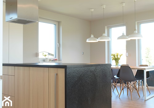 Mieszkanie W Kamieniu - Mała otwarta z kamiennym blatem beżowa z zabudowaną lodówką kuchnia jednorzędowa z wyspą lub półwyspem z oknem, styl nowoczesny - zdjęcie od Bubbles Studio