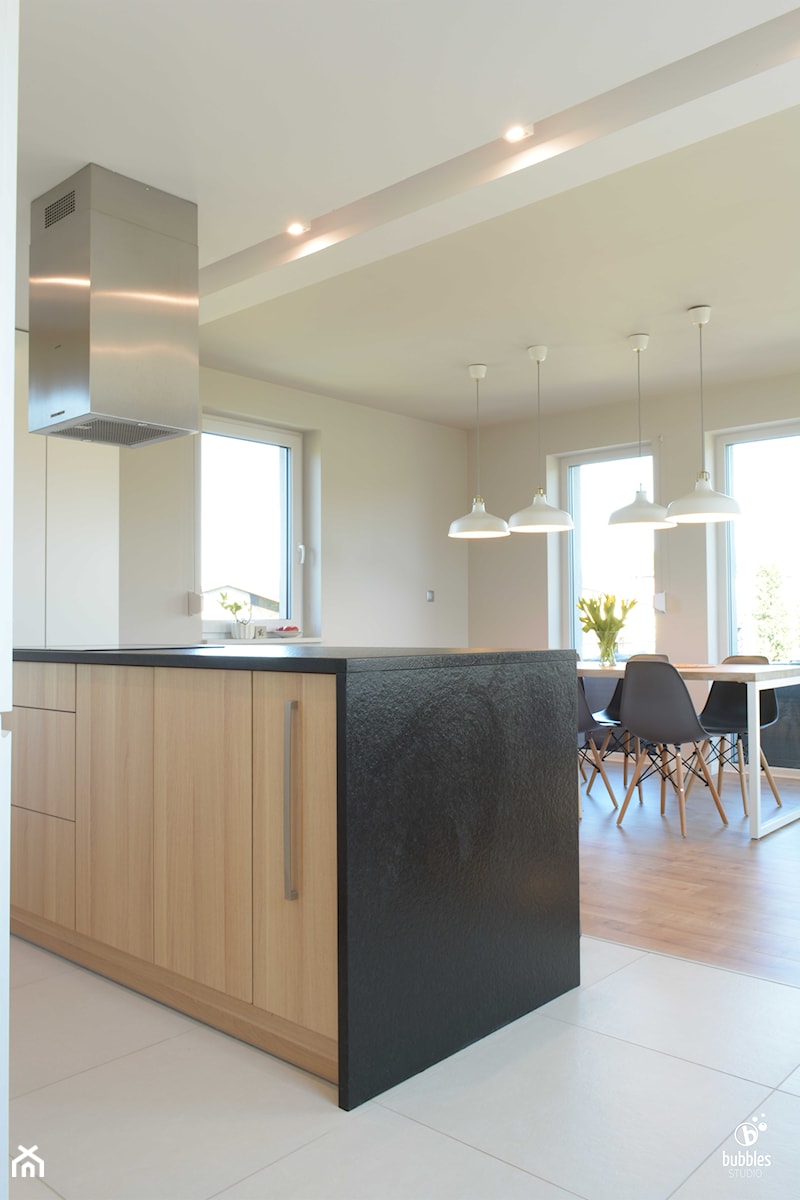 Mieszkanie W Kamieniu - Mała otwarta beżowa kuchnia jednorzędowa z wyspą z oknem, styl nowoczesny - zdjęcie od Bubbles Studio