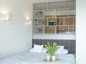 Mieszkanie inwestycyjne Wisła 2 - Mała biała sypialnia, styl glamour - zdjęcie od Bubbles Studio