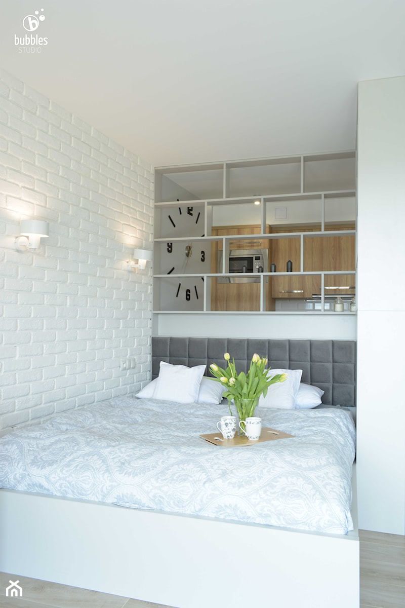 Mieszkanie inwestycyjne Wisła 2 - Mała biała sypialnia, styl glamour - zdjęcie od Bubbles Studio