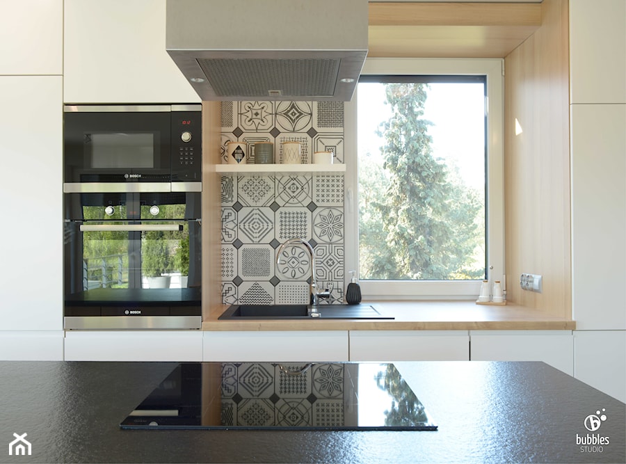 Mieszkanie W Kamieniu - Średnia otwarta z zabudowaną lodówką z nablatowym zlewozmywakiem kuchnia jednorzędowa z wyspą lub półwyspem z oknem, styl nowoczesny - zdjęcie od Bubbles Studio