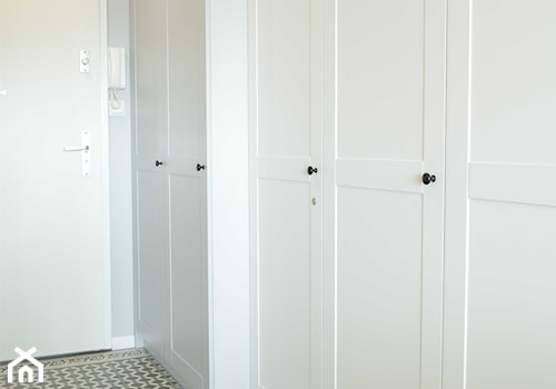 Mieszkanie inwestycyjne Wisła 2 - Mały biały hol / przedpokój, styl tradycyjny - zdjęcie od Bubbles Studio