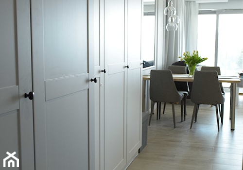 Mieszkanie inwestycyjne Wisła 2 - Średni biały hol / przedpokój, styl tradycyjny - zdjęcie od Bubbles Studio