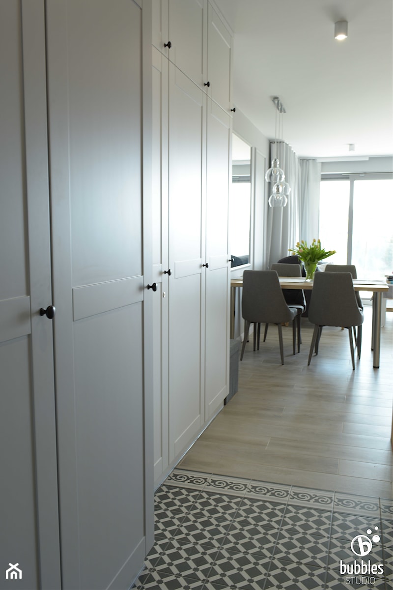 Mieszkanie inwestycyjne Wisła 2 - Średni biały hol / przedpokój, styl tradycyjny - zdjęcie od Bubbles Studio
