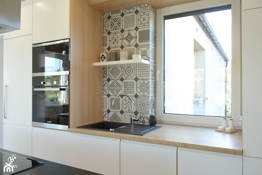 Mieszkanie W Kamieniu - Średnia otwarta biała z zabudowaną lodówką z nablatowym zlewozmywakiem kuchnia jednorzędowa z oknem, styl nowoczesny - zdjęcie od Bubbles Studio