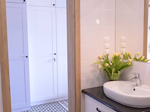 Mieszkanie inwestycyjne Wisła 2 - Mała na poddaszu bez okna z lustrem łazienka, styl tradycyjny - zdjęcie od Bubbles Studio