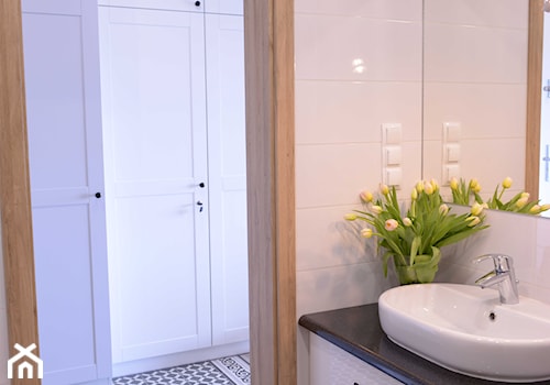 Mieszkanie inwestycyjne Wisła 2 - Mała na poddaszu bez okna z lustrem łazienka, styl tradycyjny - zdjęcie od Bubbles Studio