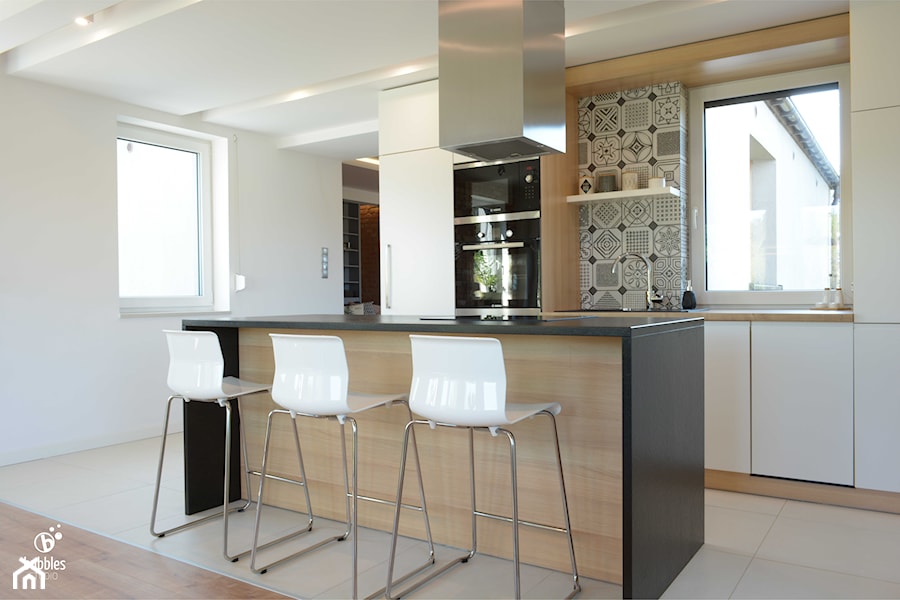 Mieszkanie W Kamieniu - Średnia otwarta biała z zabudowaną lodówką z nablatowym zlewozmywakiem kuchnia jednorzędowa z wyspą lub półwyspem z oknem, styl nowoczesny - zdjęcie od Bubbles Studio