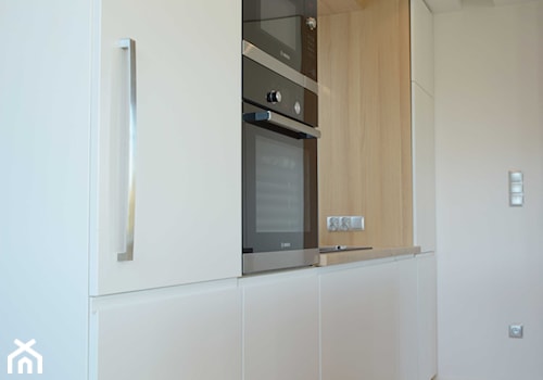 Mieszkanie W Kamieniu - Średnia zamknięta biała z zabudowaną lodówką z nablatowym zlewozmywakiem kuchnia jednorzędowa, styl nowoczesny - zdjęcie od Bubbles Studio