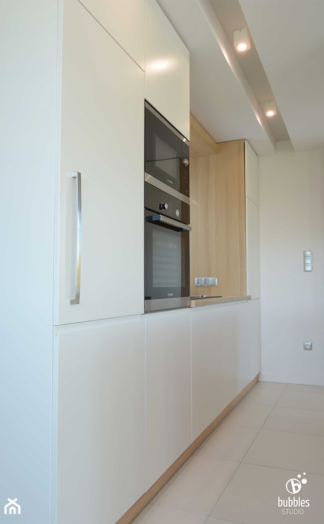 Mieszkanie W Kamieniu - Średnia zamknięta biała z zabudowaną lodówką z nablatowym zlewozmywakiem kuchnia jednorzędowa, styl nowoczesny - zdjęcie od Bubbles Studio - Homebook